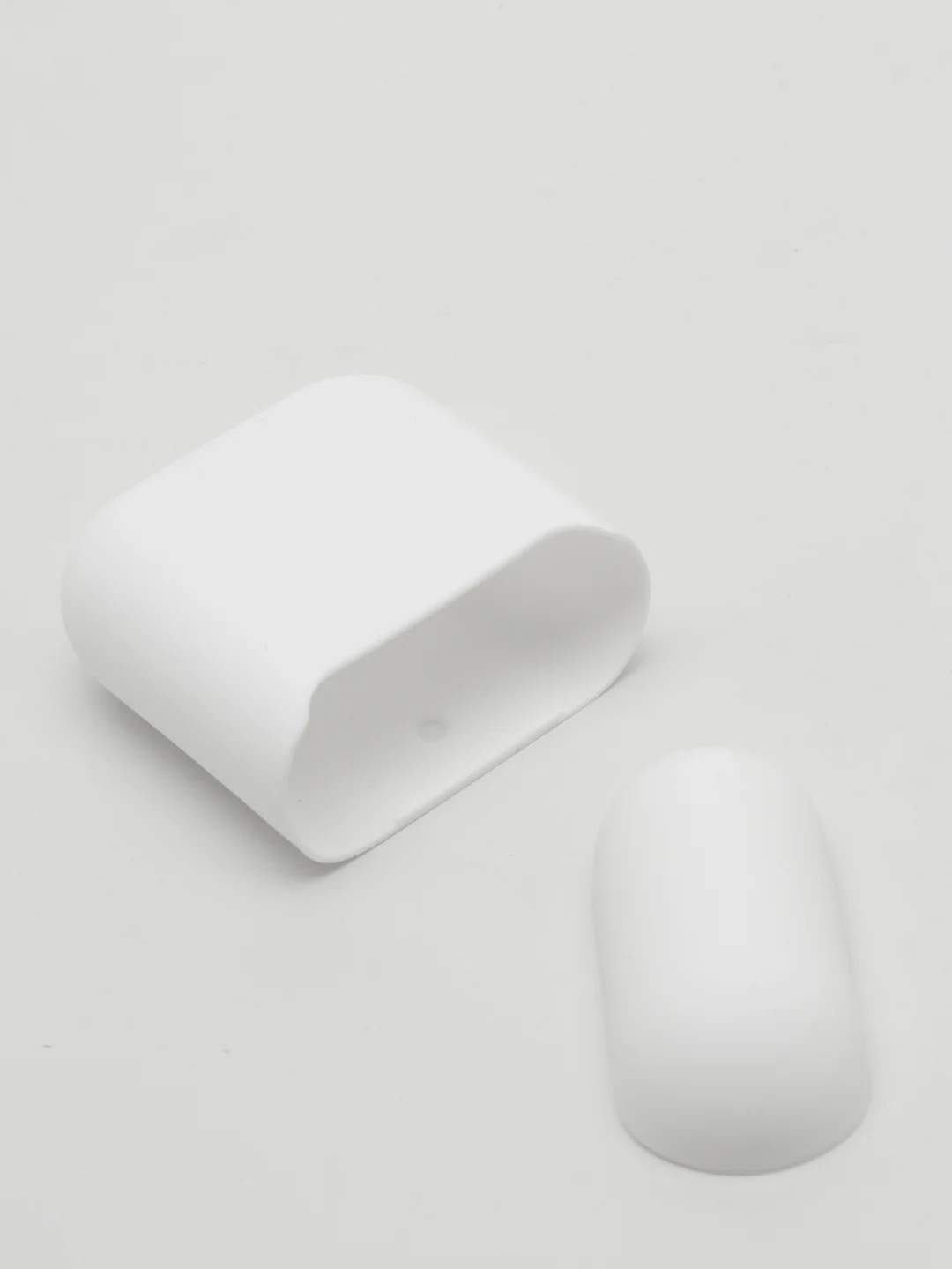 Белый чехол для Apple AirPods Soft Touch силиконовый