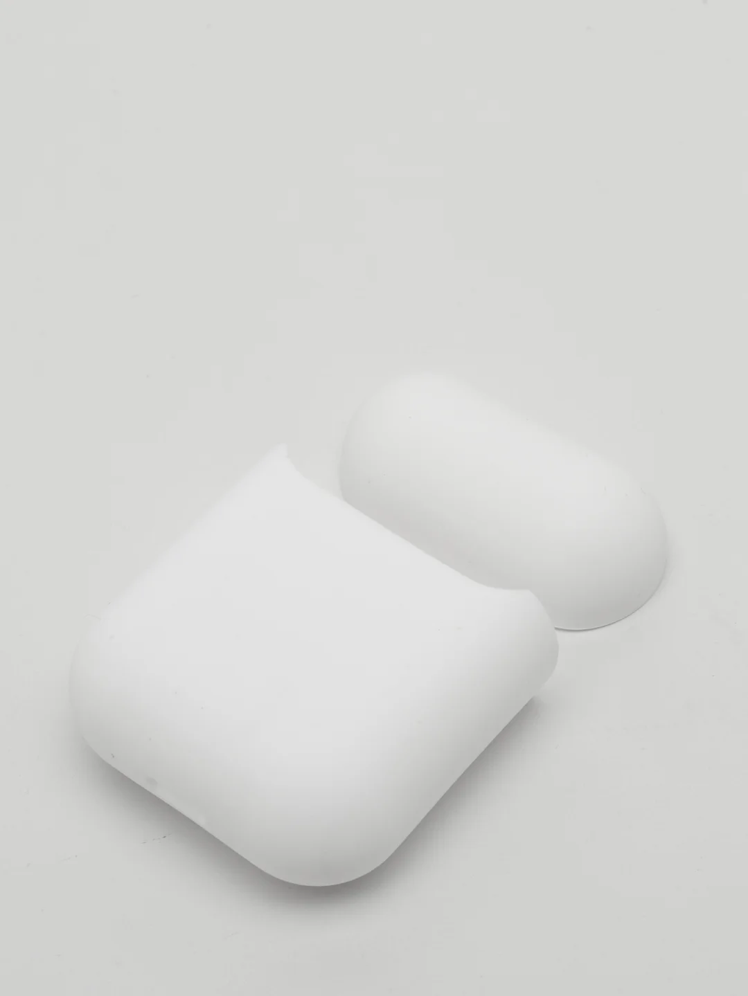 Белый чехол для Apple AirPods Soft Touch силиконовый
