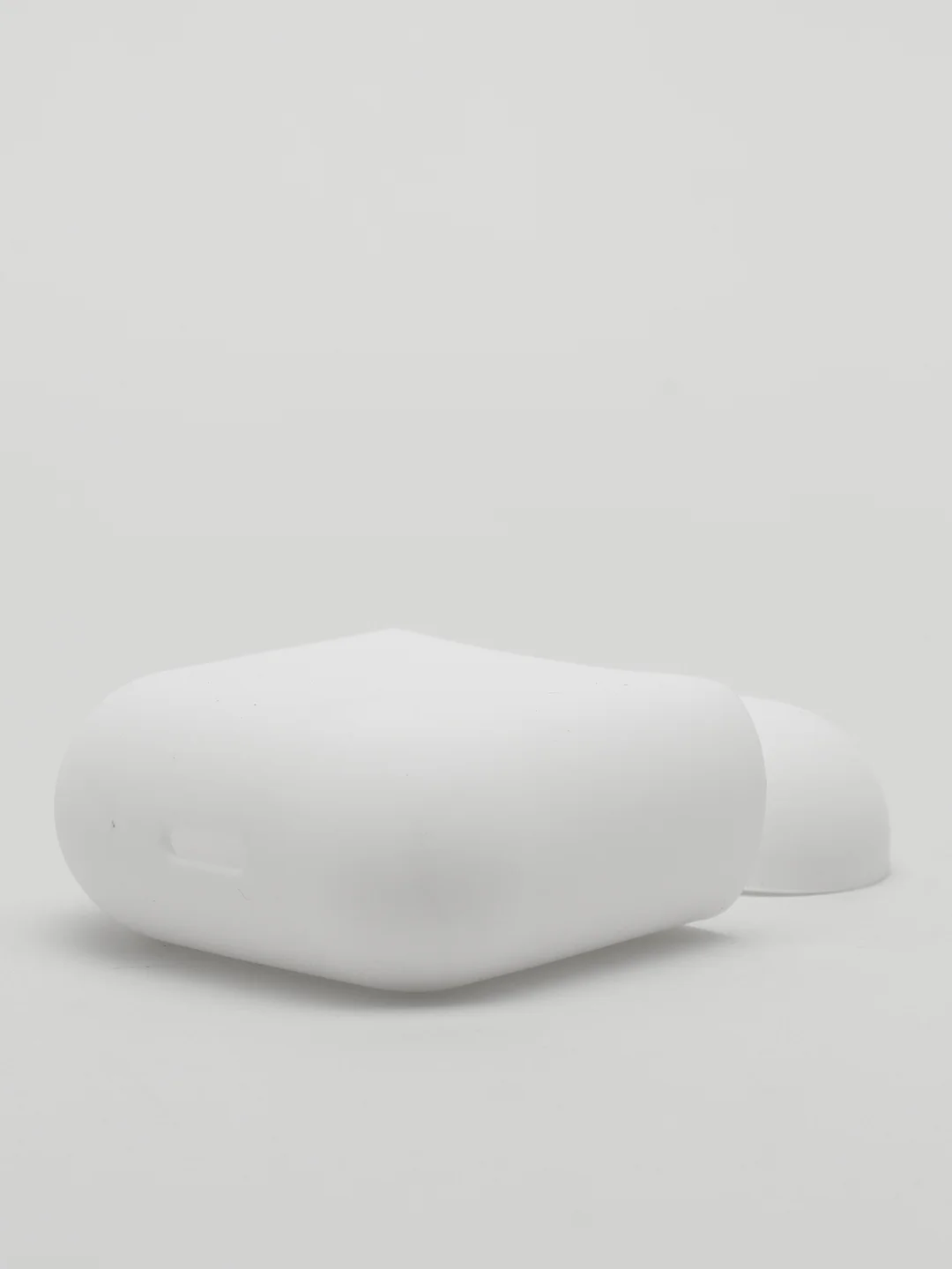 Белый чехол для Apple AirPods Soft Touch силиконовый