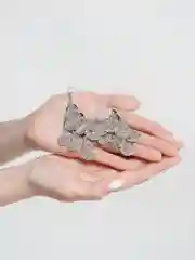 Бежевый длинные серьги с подвесками геометрической формы