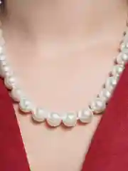 Белый бусы из искусственного жемчуга