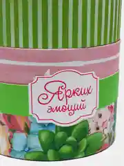 Салатовый растущая трава в тубусе