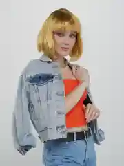 Горчичный парик карнавальный "Каре с чёлкой"