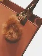 Женская сумка с пушистым брелком
