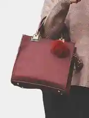 Женская сумка с пушистым брелком