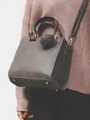 Женская сумка с пушистым брелком