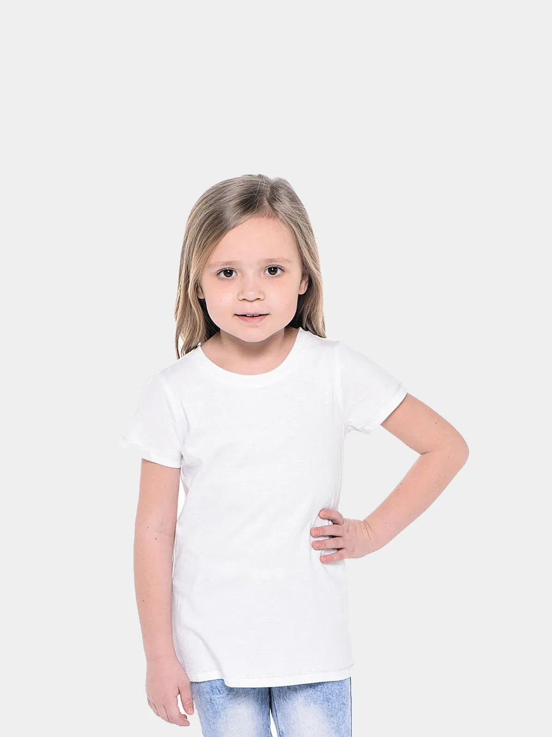 Девочка в белой футболке