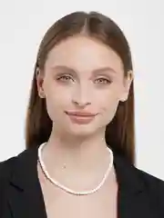 Белый чокер из бусин