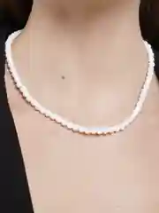 Белый чокер из бусин