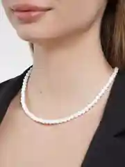 Белый чокер из бусин