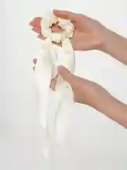 Молочный резинка-бант для волос