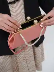 Коралловый женская сумка клатч с жемчужной клипсой через плечо
