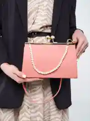 Коралловый женская сумка клатч с жемчужной клипсой через плечо