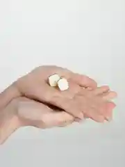 Белый квадратные серьги с камнем