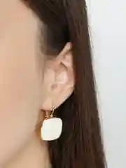 Белый квадратные серьги с камнем