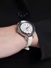 Белый часы кварцевые женские