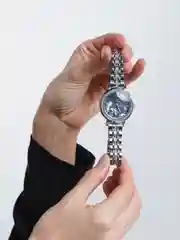 Серый женский подарочный набор: наручные часы с браслетом