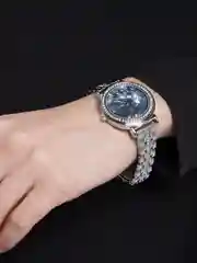 Серый женский подарочный набор: наручные часы с браслетом