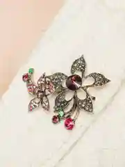 Брошь на булавке женская