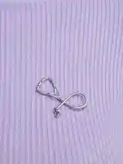 Алый брошь медицинская