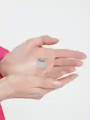 Черный брошь "TIK-TOK"