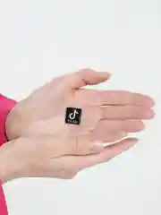 Черный брошь "TIK-TOK"
