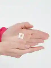 Белый брошь "TIK-TOK"