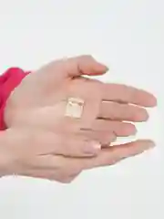 Белый брошь "TIK-TOK"
