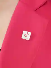 Белый брошь "TIK-TOK"