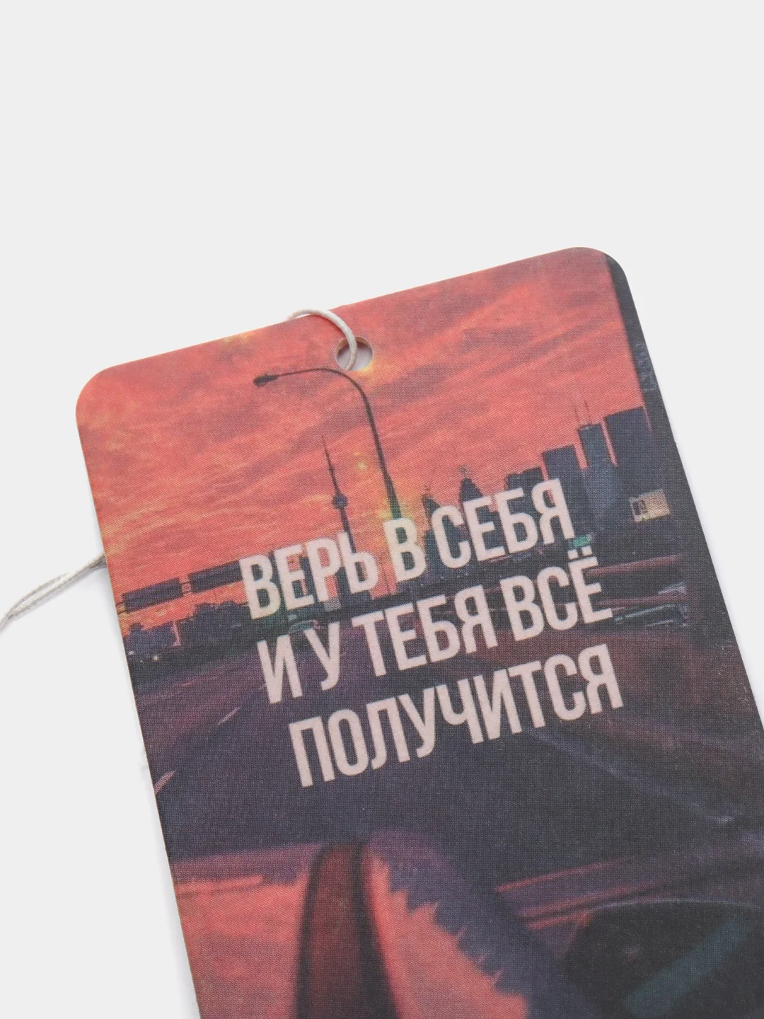 Красный ароматизатор воздуха для автомобиля