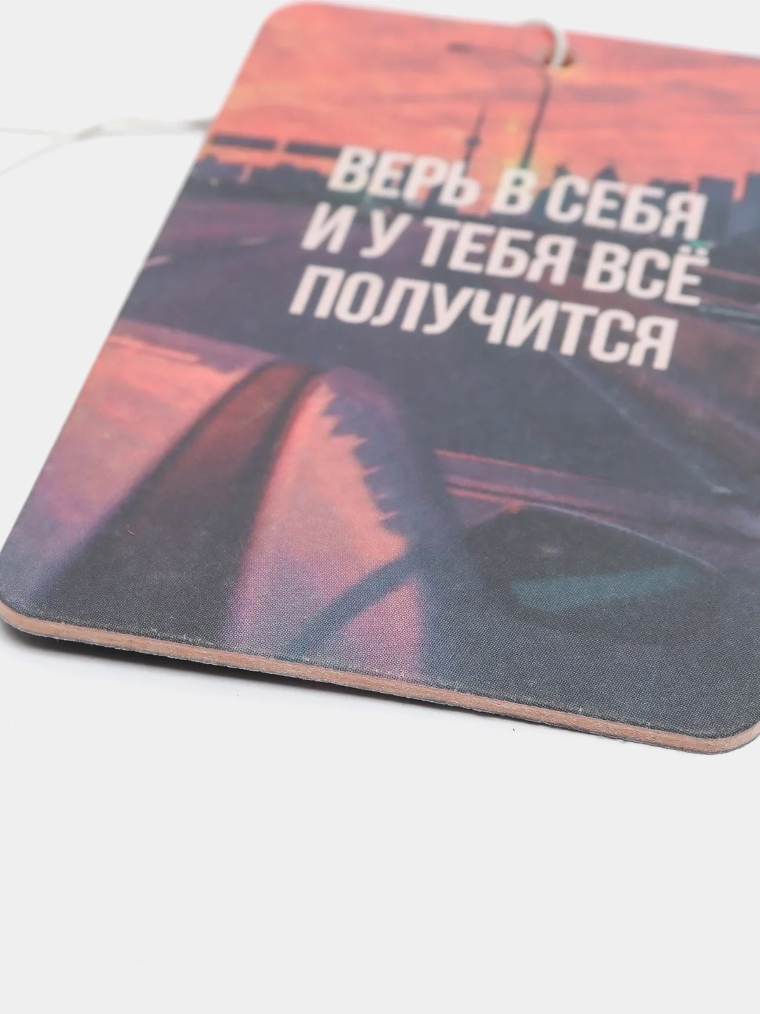 Красный ароматизатор воздуха для автомобиля