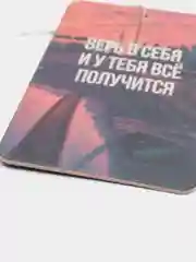 Красный ароматизатор воздуха для автомобиля