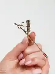 Золотой брошь парикмахера