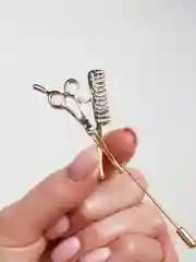 Золотой брошь парикмахера