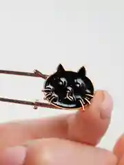 Черный брошь-булавка "Кошка"
