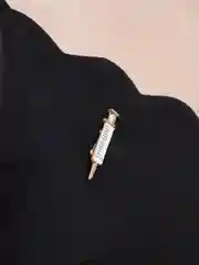 Серый металлик брошь "Будьте здоровы!"
