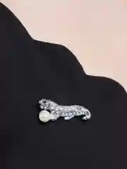 Серебряный брошь на булавке