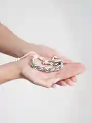 Серый браслет плетеный
