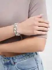 Серый браслет плетеный