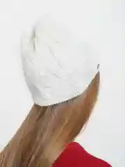 Белый шапка женская Varna тонкая