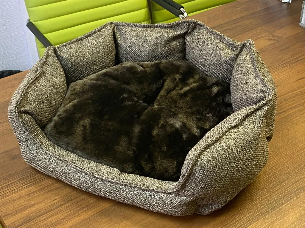 Коричневый лежанка для собак и кошек "Luxe", 2 цвета