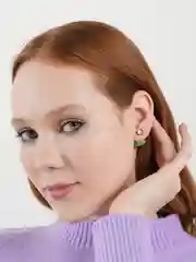 Зеленый серьги-пусеты разных цветов
