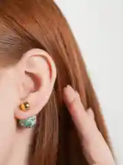 Зеленый серьги-пусеты разных цветов