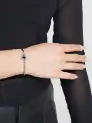 Серебряный женский браслет с декором клевера,  украшение на руку с клевером