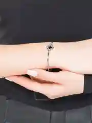 Серебряный женский браслет с декором клевера,  украшение на руку с клевером