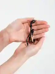 Черный браслет плетеный