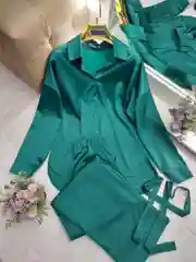 Костюм-двойка брючный, из атласа, с рубашкой