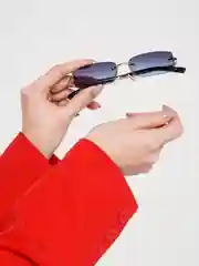 Индиго яркие солнцезащитные очки без оправы
