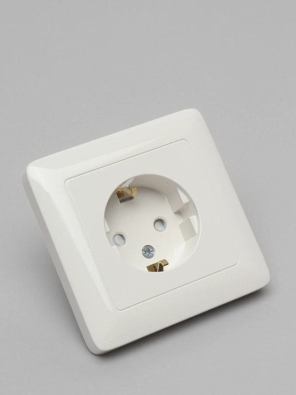 Розетка Schneider Electric с заземляющими контактами со шторками 16А, 250В , белая