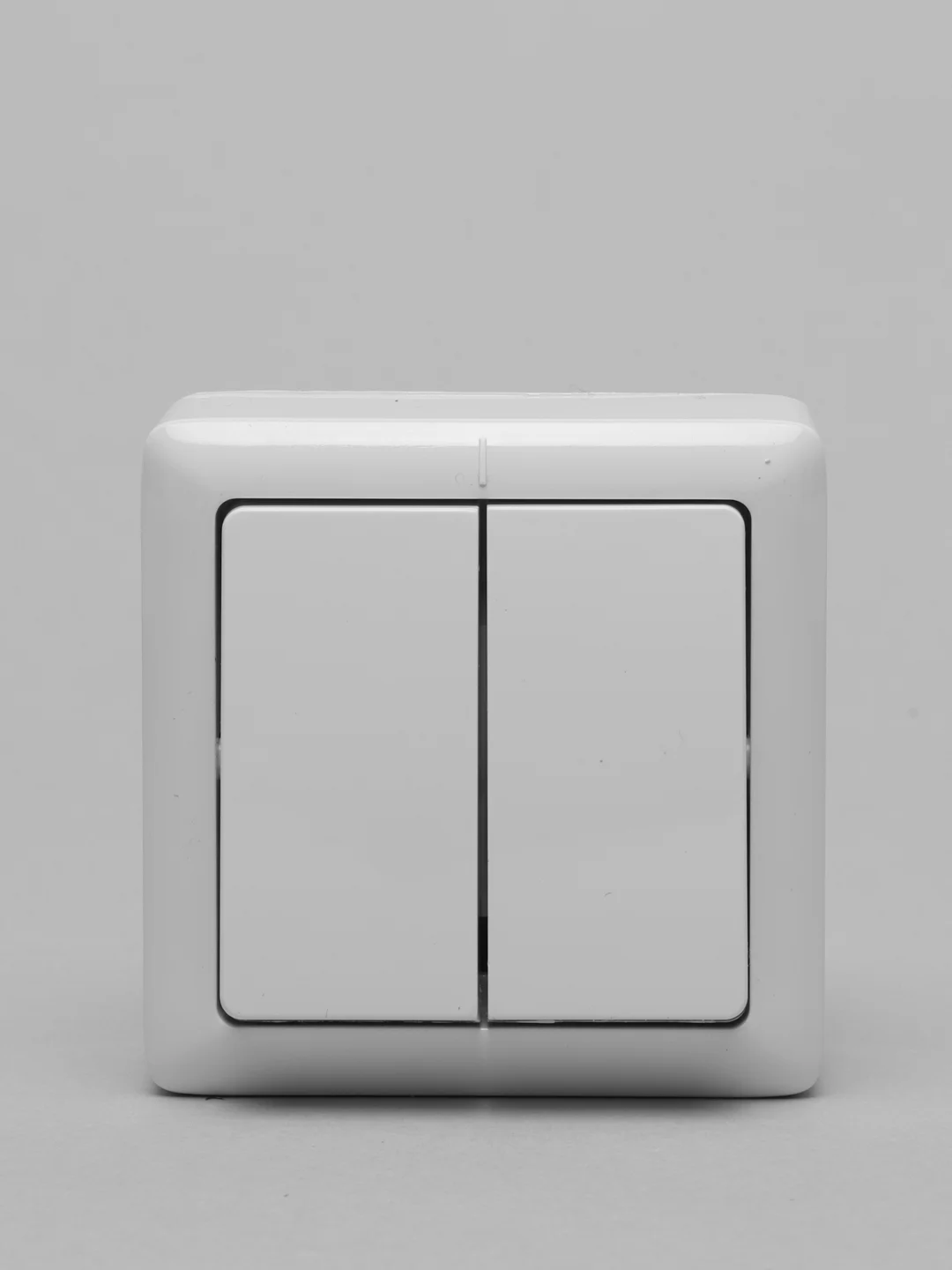 Белый выключатель двухклавишный Schneider Electric открытой установки с изолирующей пластиной